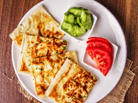 Турски банички гюзлеми с домашно тесто, праз лук и сирене на сач - снимка на рецептата